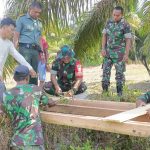 Babinsa Bersama Warga Melaksanakan Pembuatan Jembatan Darurat Penghubung Menuju Kebun