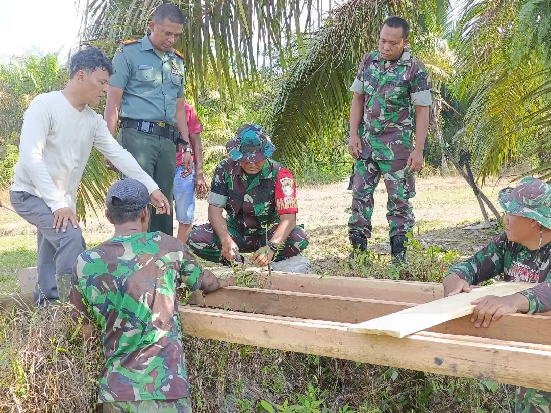 Babinsa Bersama Warga Melaksanakan Pembuatan Jembatan Darurat Penghubung Menuju Kebun