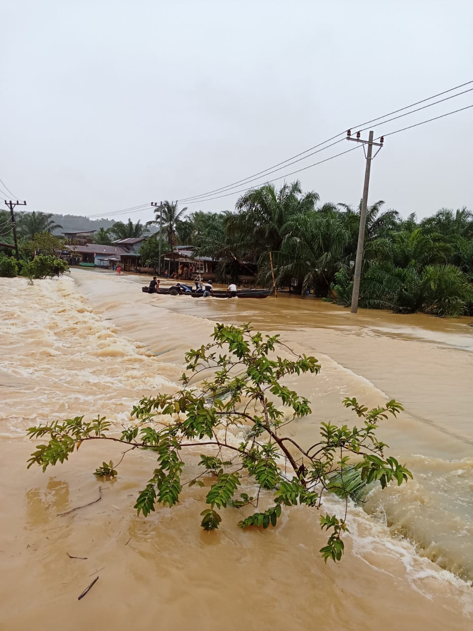 Akibat Hujan lebat Jalan Lintas Provinsi Aceh – Sumatra Utara / Tambar Lihe Terendam Banjir