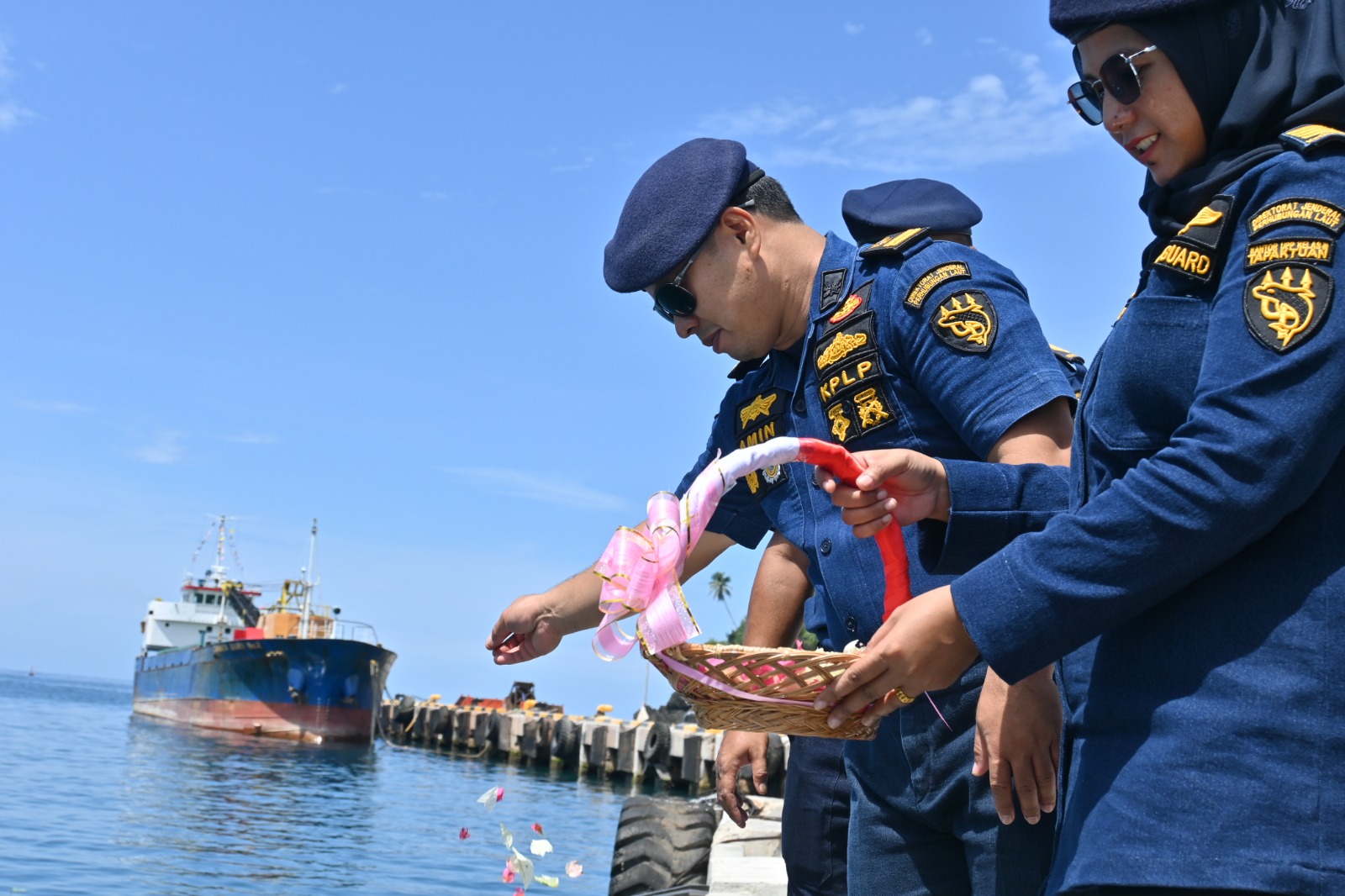 Tabur Bunga Warnai Peringatan HUT Kemerdekaan RI ke- 79 Di Pelabuhan Tapaktuan