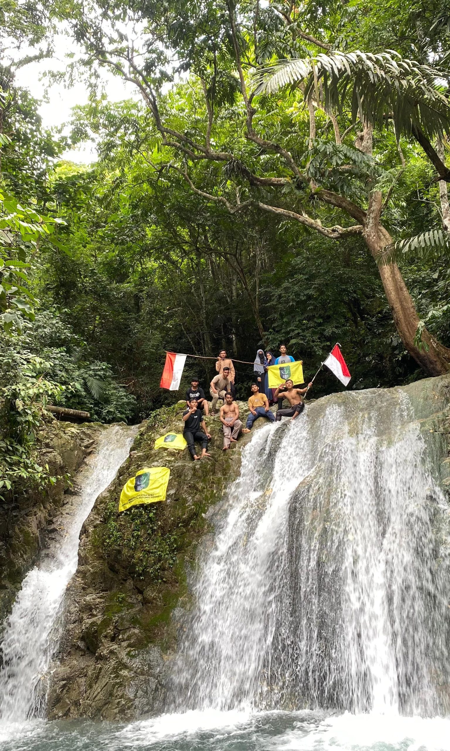 Sambut HUT RI Ke-79 Serikat Mahasiswa Muslimin Indonesia (SEMMI) Cabang Aceh Selatan Melakukan Pengibaran Bendera Merah Putih Di Air Terjun Tingkat Tujuh