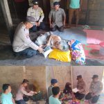 Bantu Beban Ekonomi, Polsek Kluet Utara Bagikan Paket Bahan Pokok Kepada Warga Lansia