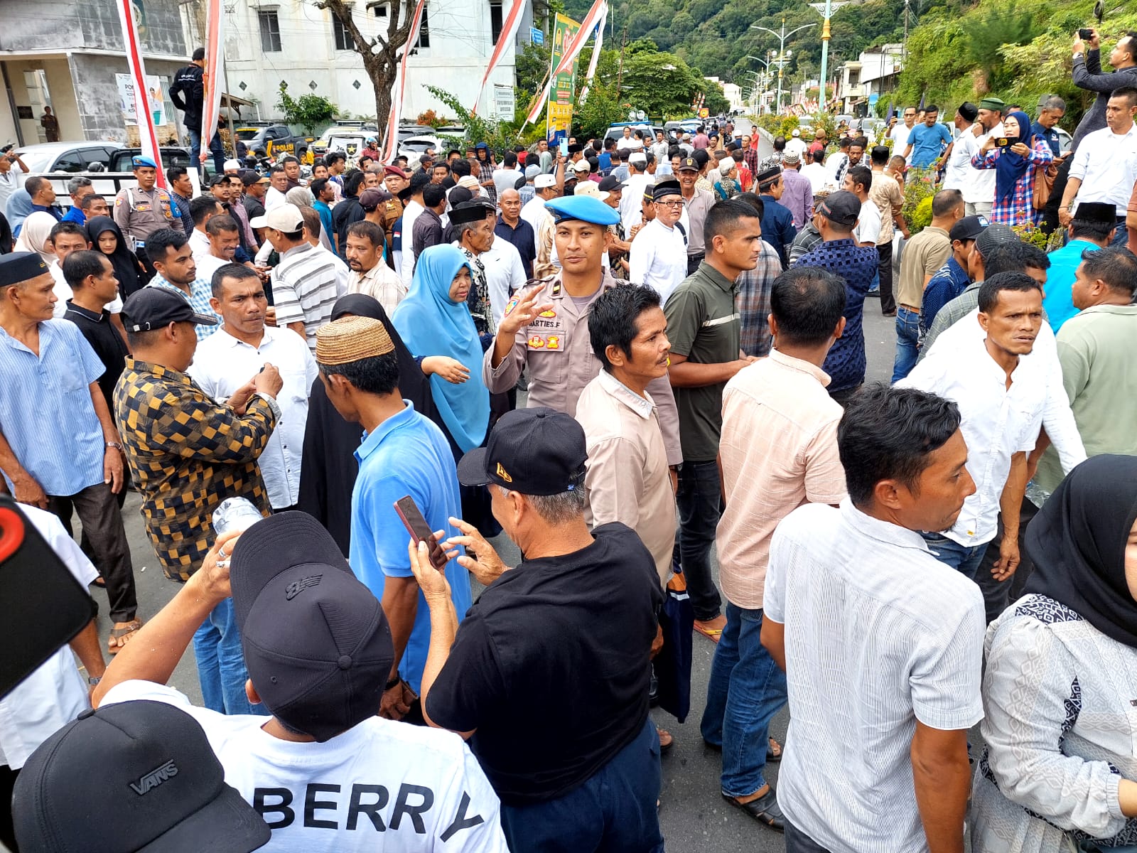 Ribuan Pendukung, Simpatisan dan Relawan IDAMAN Memadati Halaman (KIP) Aceh Selatan