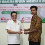 Momentum Hari Lahir Kejaksaan RI Ke-79, Kejari ASEL Menyerahkan Kartu Identitas Anak (KIA) Sebanyak 2.432 Kartu Anak