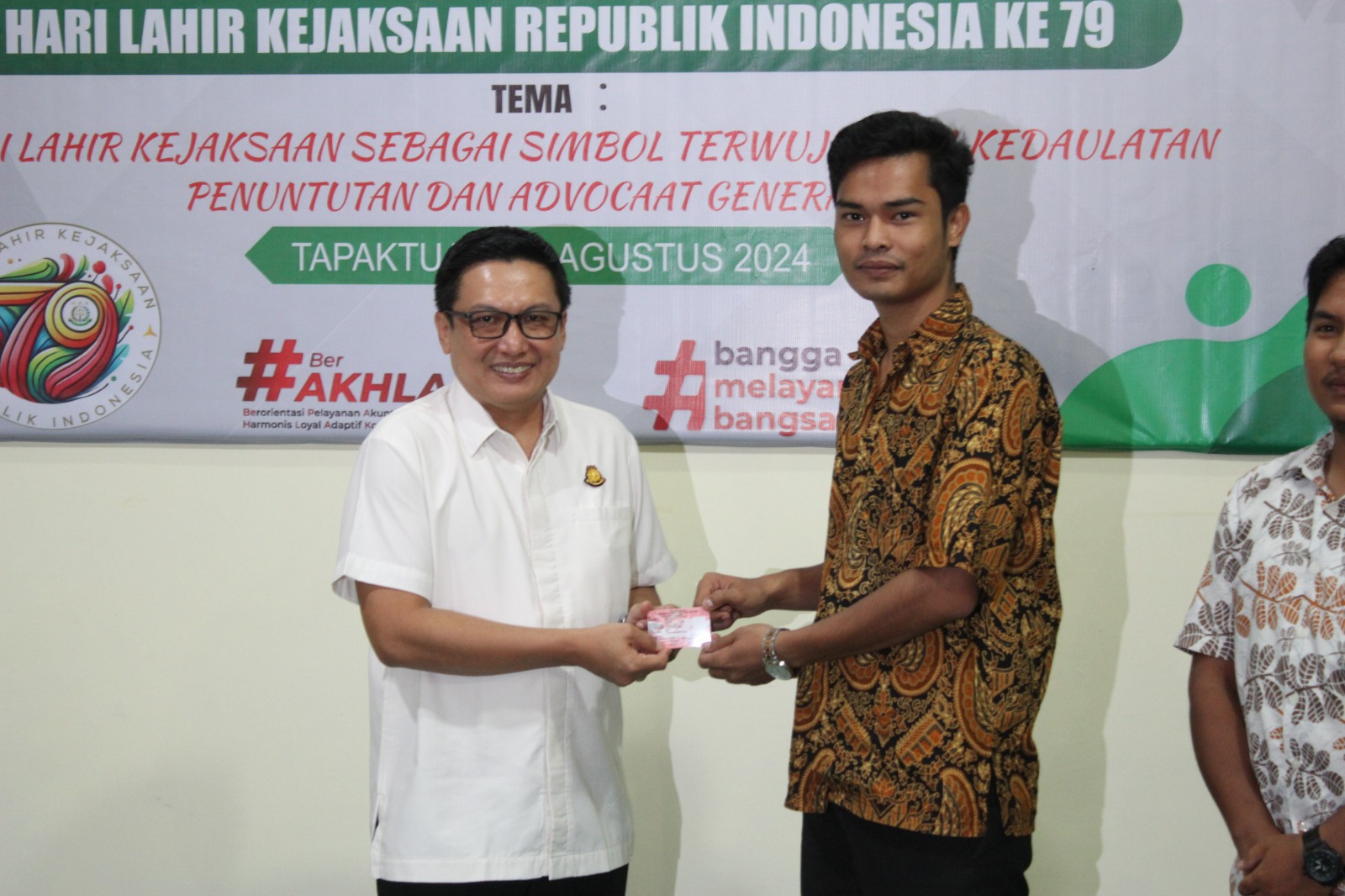 Momentum Hari Lahir Kejaksaan RI Ke-79, Kejari ASEL Menyerahkan Kartu Identitas Anak (KIA) Sebanyak 2.432 Kartu Anak