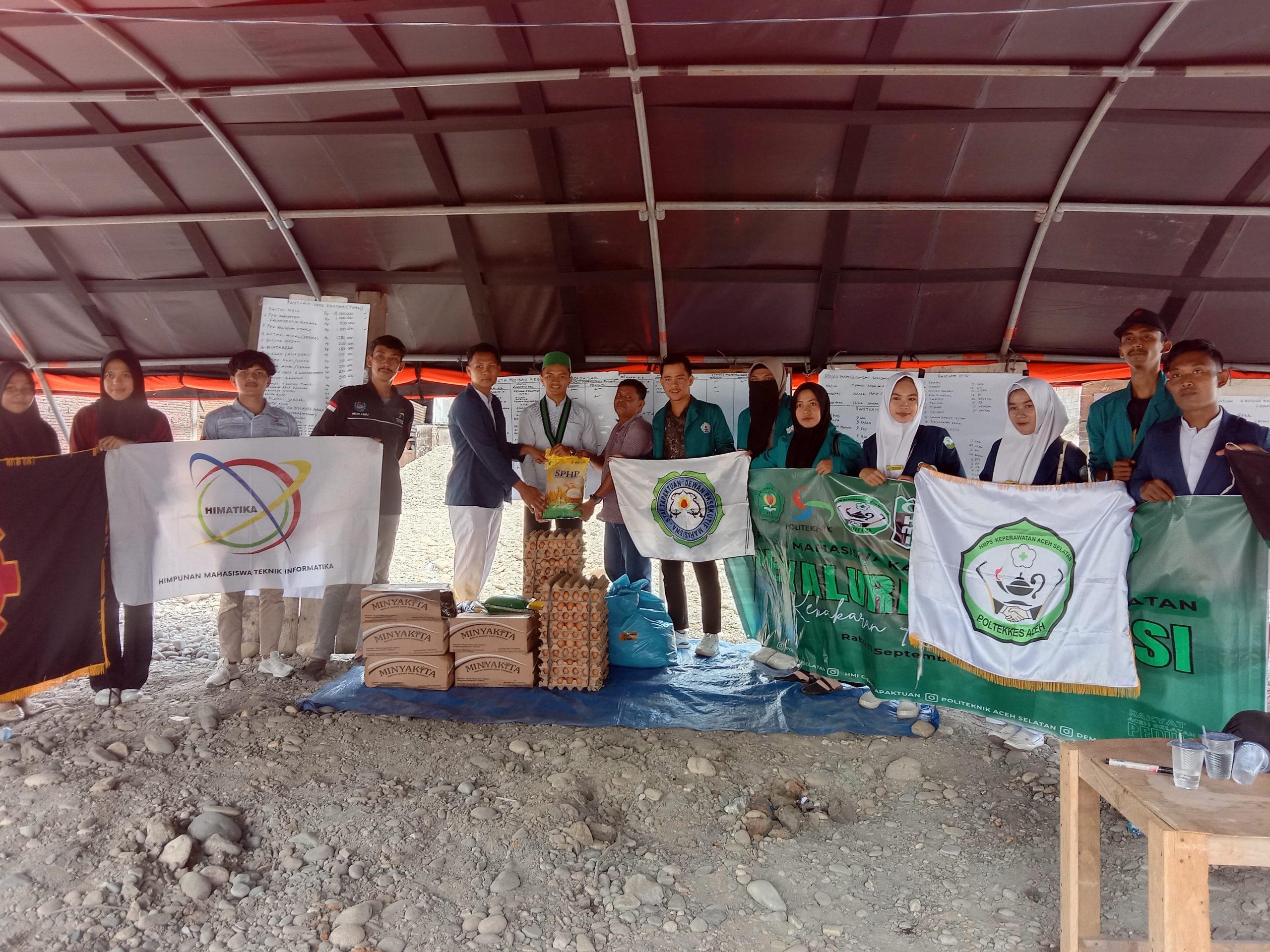 Lintas Mahasiswa Asel Salurkan Bantuan Korban Kebakaran Di Kluet Utara