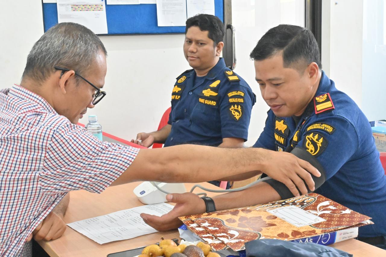 Peringati Harhubnas Tahun 2024, Kantor UPP Kelas III Tapaktuan Laksanakan Donor Darah Serta Bersih Laut Dan Pantai