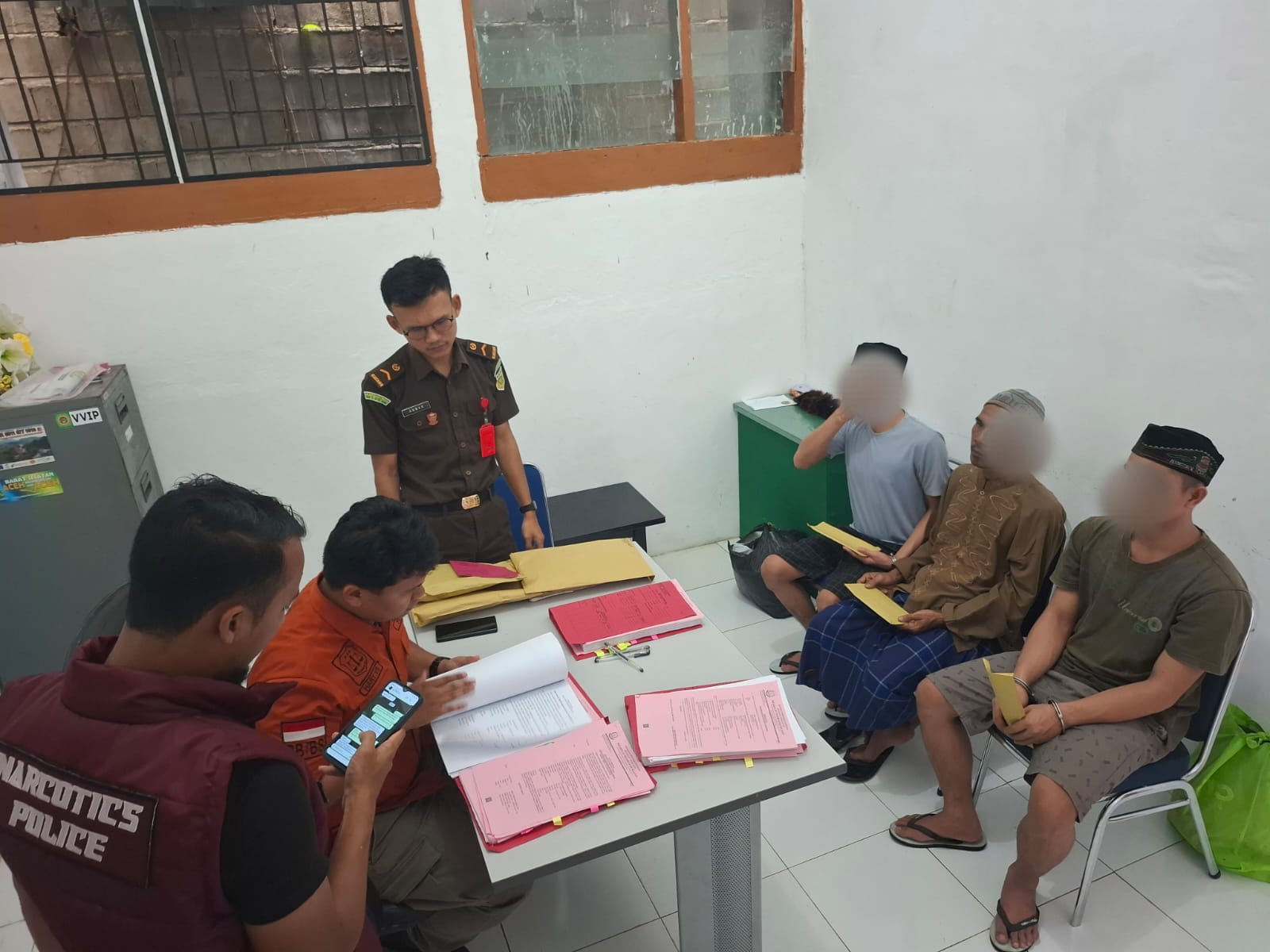 Tiga Tersangka dan Barang Bukti Diserahkan oleh Penyidik Satres Narkoba Polres Aceh Selatan Ke JPU