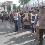 Petugas LLAJ Dishub Aceh Selatan Dan Kepolisian Polres Aceh Selatan Dengan Sigap Mengatur Kelancaran Arus Lalulintas Di Depan Kantor KIP Aceh Selatan
