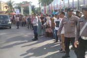 Petugas LLAJ Dishub Aceh Selatan Dan Kepolisian Polres Aceh Selatan Dengan Sigap Mengatur Kelancaran Arus Lalulintas Di Depan Kantor KIP Aceh Selatan