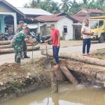 Permudah Akses Masyarakat, Koramil 06/Kluet Utara Turun Melakukan Gotong Royong Bersama Warga Memperbaiki Jembatan