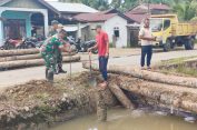 Permudah Akses Masyarakat, Koramil 06/Kluet Utara Turun Melakukan Gotong Royong Bersama Warga Memperbaiki Jembatan