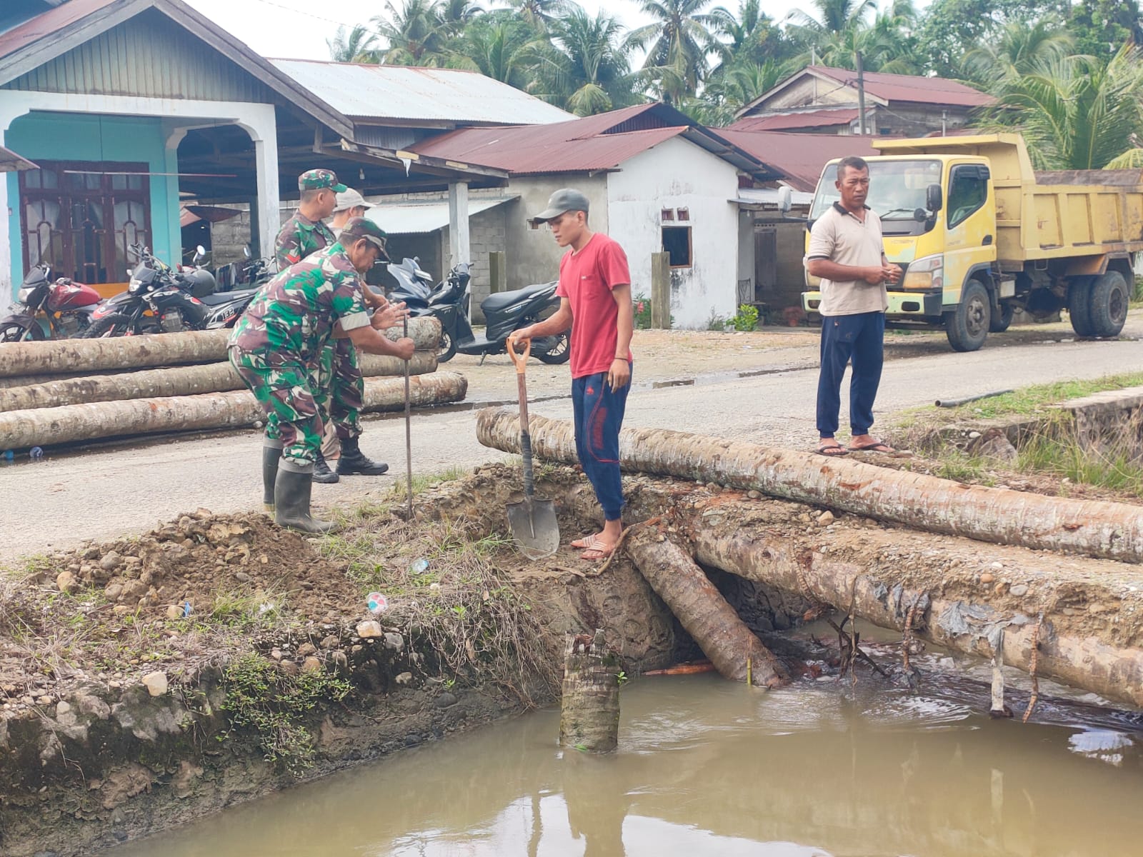 Permudah Akses Masyarakat, Koramil 06/Kluet Utara Turun Melakukan Gotong Royong Bersama Warga Memperbaiki Jembatan