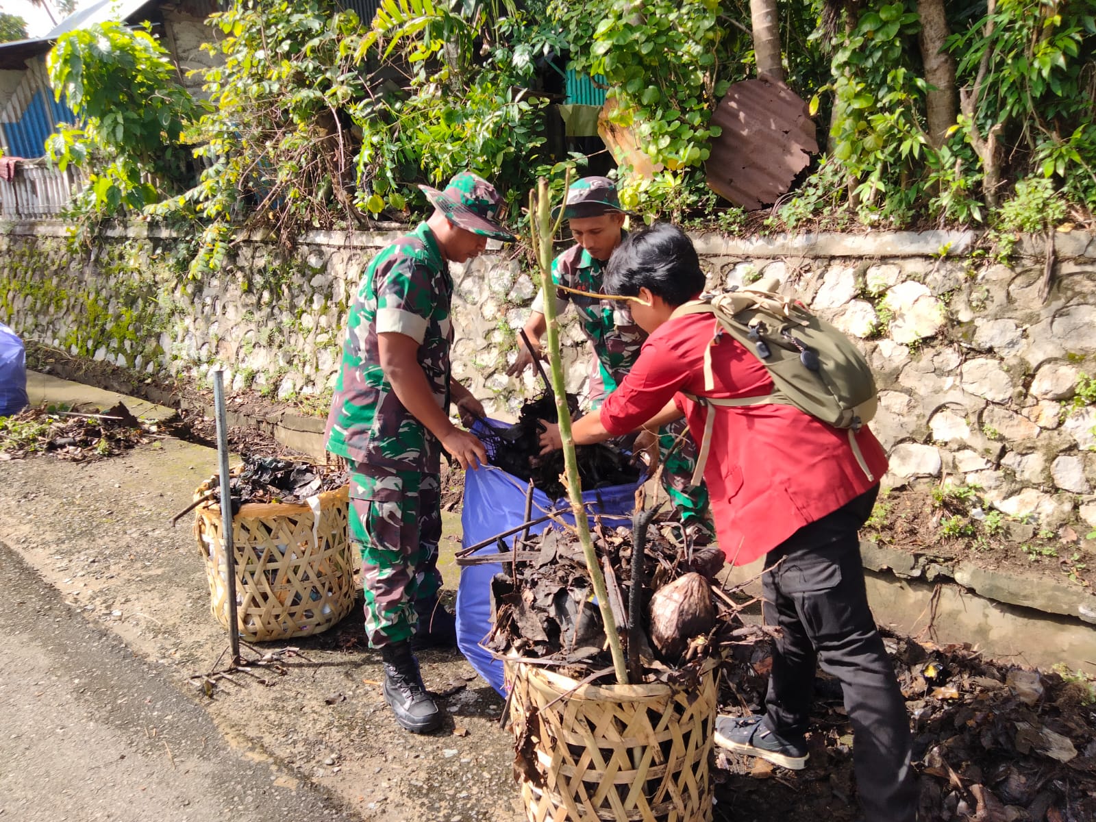Karya Bhakti HUT ke-79 TNI: Bersama Warga, TNI Ciptakan Lingkungan Bersih di Tapaktuan