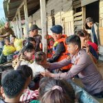 Peduli Kemanusiaan, Polsek Trumon Timur Gerak Cepat Bantu Evakuasi Korban Banjir