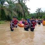 Tanggap Bencana Personel Samapta Polres Aceh Selatan Bantu Evakuasi Masyarakat Korban Banjir.