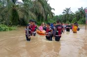 Tanggap Bencana Personel Samapta Polres Aceh Selatan Bantu Evakuasi Masyarakat Korban Banjir.