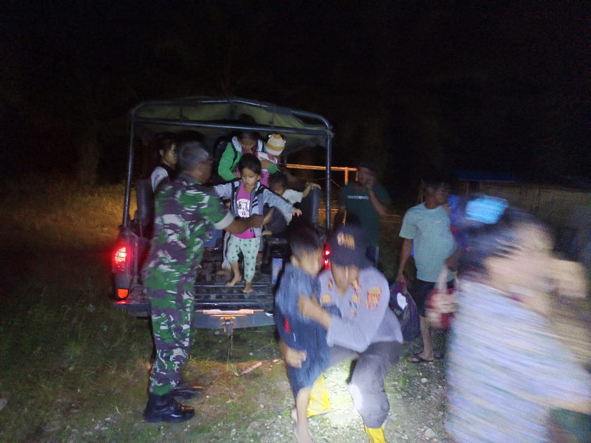TNI/Polri dan BPBD Berjuang di Tengah Banjir: Evakuasi Warga Seuneubok Pusaka Yang Terjebak Banjir
