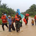 Banjir Rendam Beberapa Desa di Trumon Timur, TNI dan Relawan Bahu-membahu Evakuasi Warga