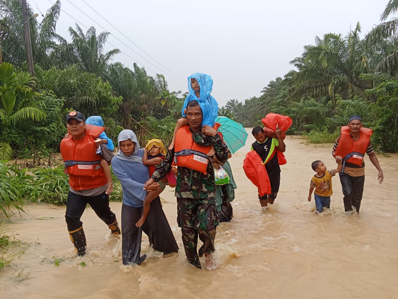 Banjir Rendam Beberapa Desa di Trumon Timur, TNI dan Relawan Bahu-membahu Evakuasi Warga