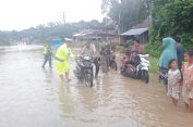 Jamin kelancaran arus lalulintas,Satlantas Polres Aceh Selatan lakukan pengaturan di Lokasi Banjir.