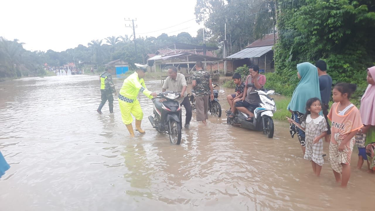 Jamin kelancaran arus lalulintas,Satlantas Polres Aceh Selatan lakukan pengaturan di Lokasi Banjir.