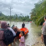 Polsek Kluet Tengah Terus Lakukan Monitor Area Banjir yang terjadi di Wilayah hukumnya.