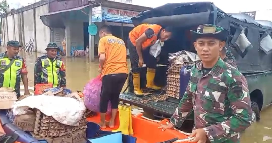 Kodim 0017/Asel Siaga Bencana, Bantu Distribusi Bantuan dan Evakuasi Korban Banjir di Aceh Selatan
