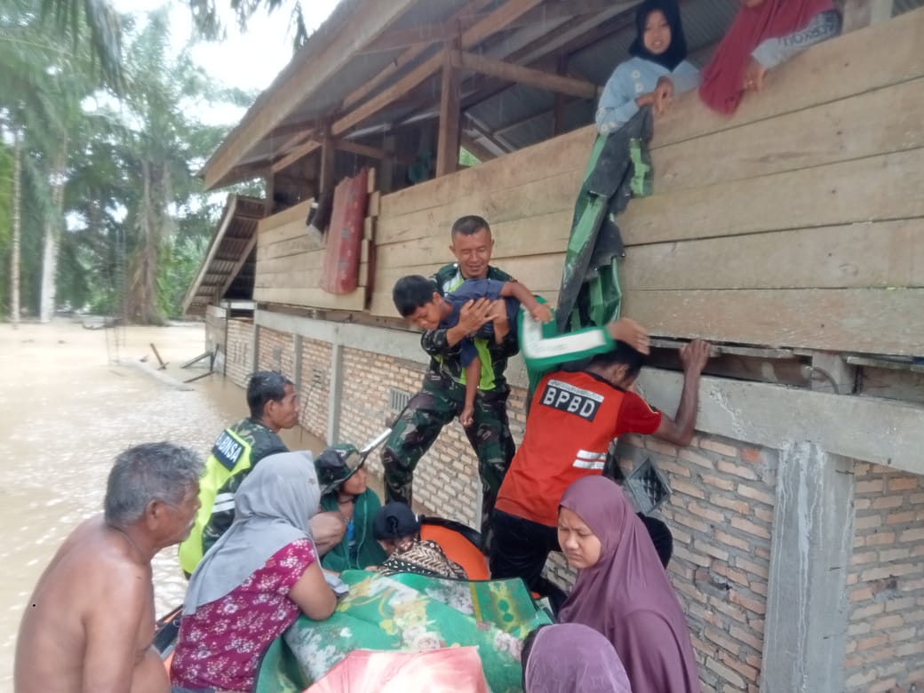 Aksi Heroik Babinsa Jajaran Kodim 0107/Asel dan BPBD Evakuasi Warga Terjebak Banjir di Trumon Tengah