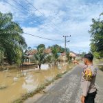 Personel Polsek Trumon Timur Pantau Banjir di Wilayah Hukumnya