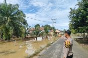 Personel Polsek Trumon Timur Pantau Banjir di Wilayah Hukumnya