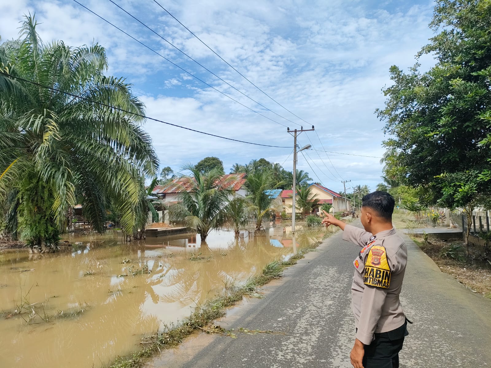 Personel Polsek Trumon Timur Pantau Banjir di Wilayah Hukumnya