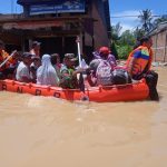Dedikasi Tinggi Babinsa Koramil 09/Trumon Tengah Gendong Nenek di Tengah Banjir