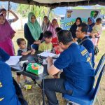 Tim Sidokkes Polres Aceh Selatan Lakukan Pengobatan dan Pemeriksaan Kesehatan Korban Banjir.