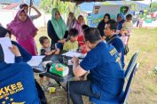 Tim Sidokkes Polres Aceh Selatan Lakukan Pengobatan dan Pemeriksaan Kesehatan Korban Banjir.