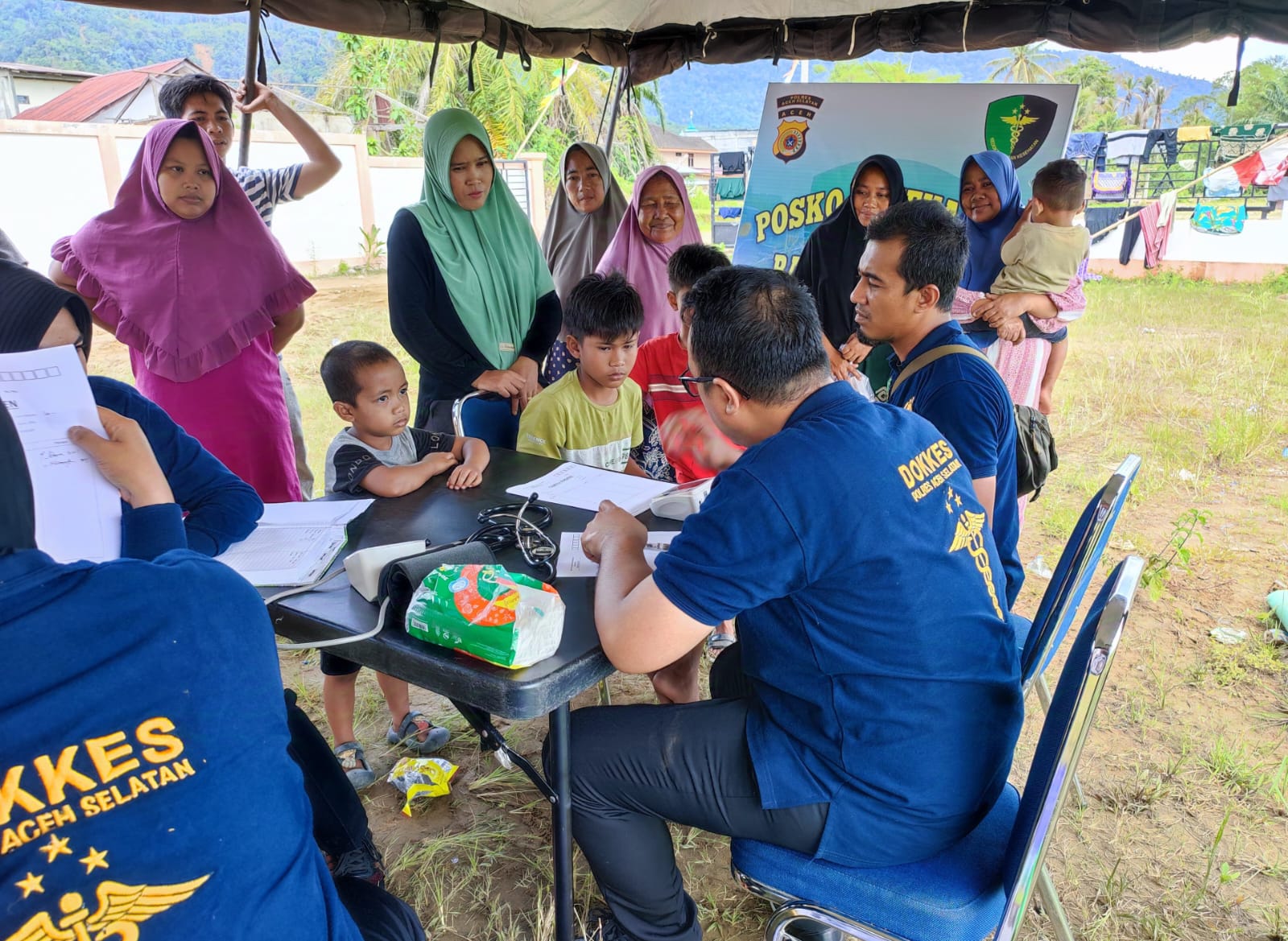 Tim Sidokkes Polres Aceh Selatan Lakukan Pengobatan dan Pemeriksaan Kesehatan Korban Banjir.