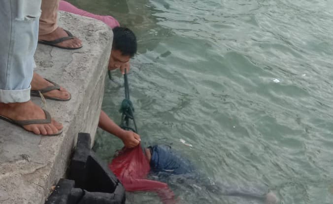 Satreskrim Polres Aceh Selatan Selidiki Temuan Jasad Wanita Yang Terapung Ditepi Laut.