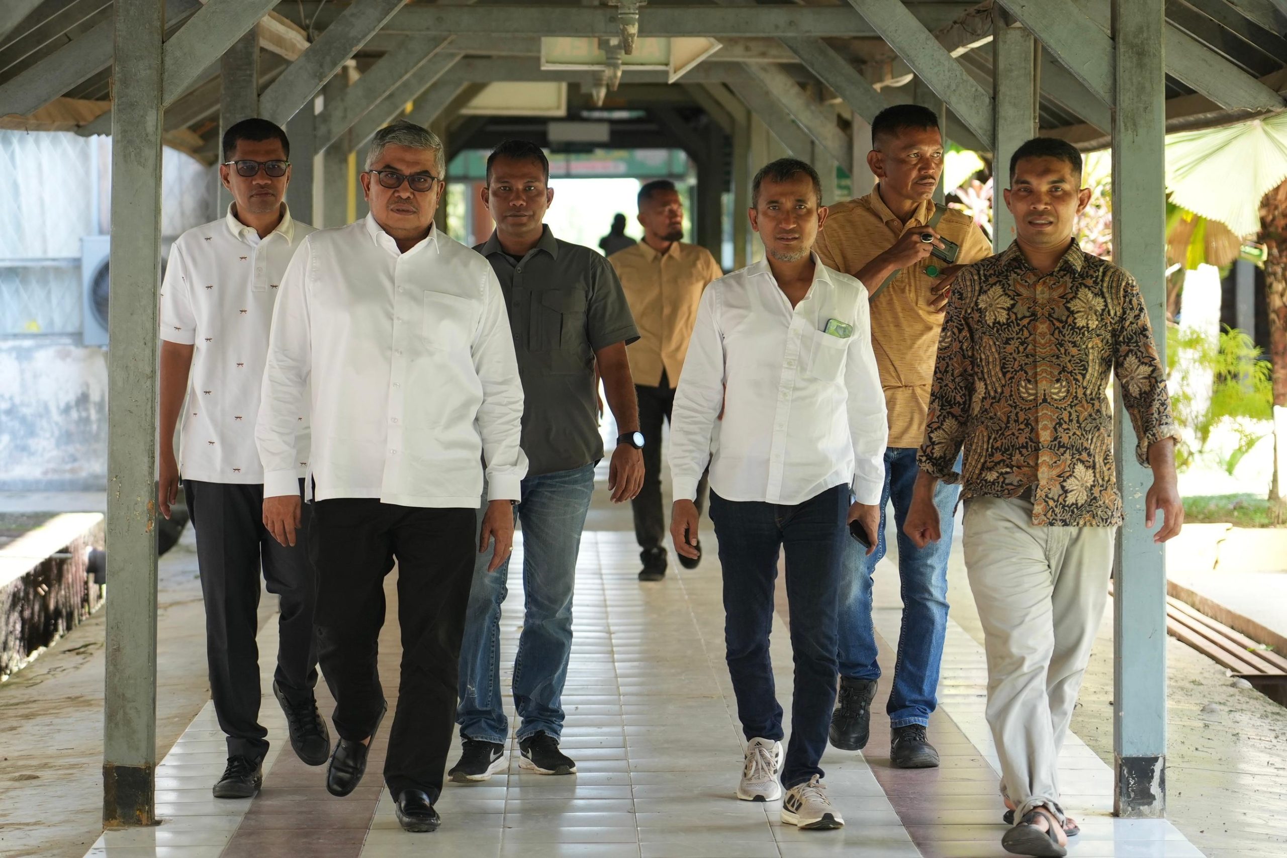 Bustami Hamzah Besuk Remaja yang Disiram Air Baterai oleh Ayah Tiri, Tawarkan Biayai Pengobatan