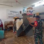 Pasca Banjir, TNI Bantu Bersihkan Sekolah Dasar Desa Padang Harapan Trumon