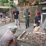Kepedulian Terhadap Lingkungan, Babinsa Koramil 04/Sawang Beri Bantuan Tenaga Terhadap Warga Desa Binaan