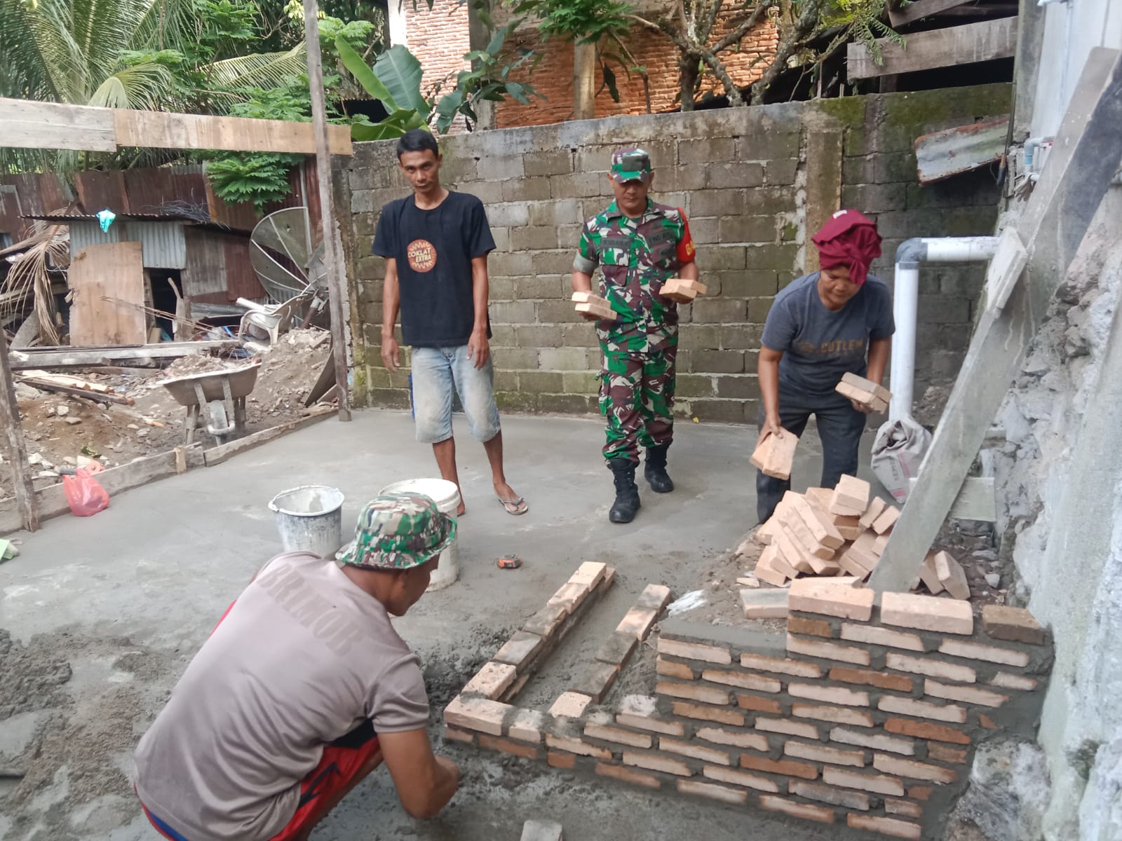 Kepedulian Terhadap Lingkungan, Babinsa Koramil 04/Sawang Beri Bantuan Tenaga Terhadap Warga Desa Binaan