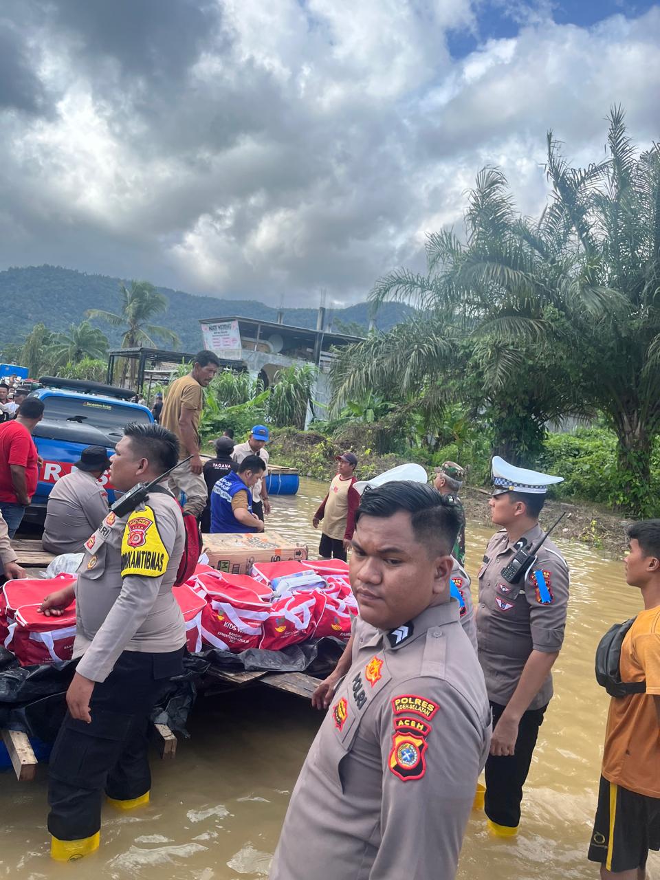 Satlantas Polres Aceh Selatan Siaga di Lokasi Banjir Untuk Keselamatan Pengendara dan Masyarakat