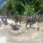 Memperlancar Akses Masyarakat, Babinsa dan Warga Desa Air Sialang Tengah Bergotong Royong Perbaiki Jalan Setapak