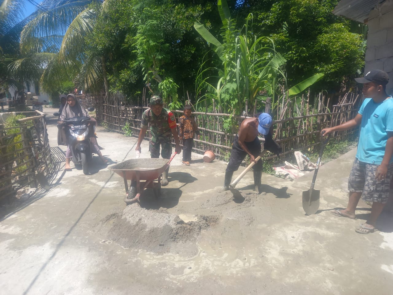 Memperlancar Akses Masyarakat, Babinsa dan Warga Desa Air Sialang Tengah Bergotong Royong Perbaiki Jalan Setapak