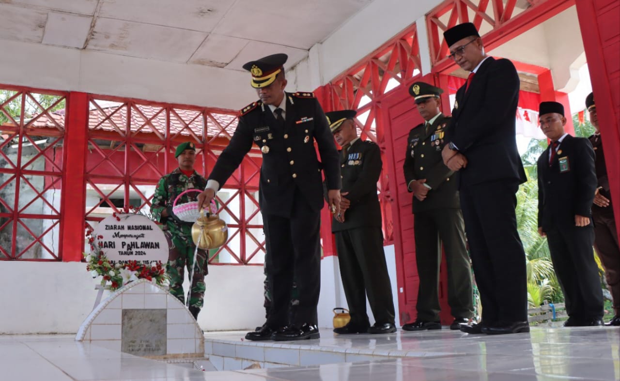 Hari Pahlawan : Kapolres Aceh Selatan Hadiri Upacara Ziarah Makam di Makam T. Cut Ali dan Raja Lelo