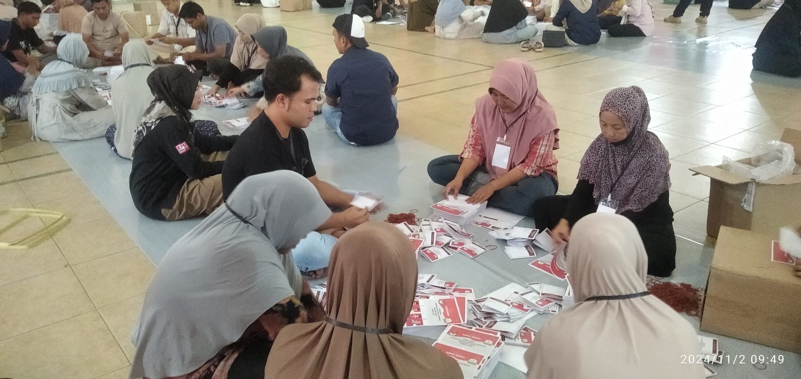 KIP Aceh Selatan Lakukan Sortir dan Pelipatan Kertas Suara Pilkada Aceh Tahun 2024