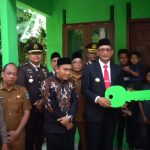 Pj Bupati Cut Syazalisma Serahkan Kunci Rumah Bantuan Baitul Mal Aceh Selatan