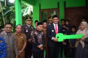 Pj Bupati Cut Syazalisma Serahkan Kunci Rumah Bantuan Baitul Mal Aceh Selatan