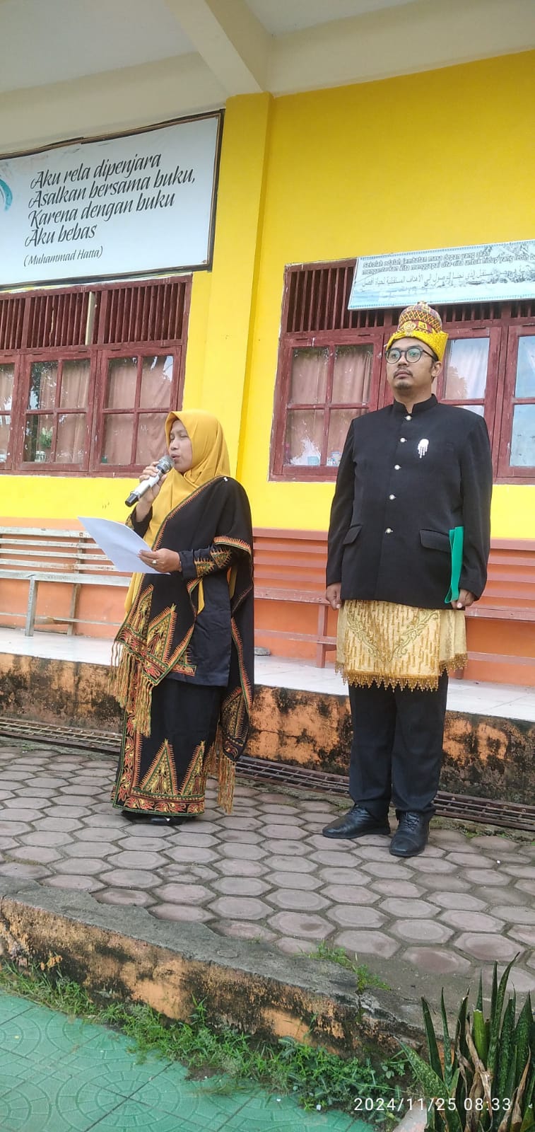 Peringati Hari Guru Nasional SMAN Unggul Tapaktuan Adakan Upacara Dengan Menggunakan Pakaian Adat