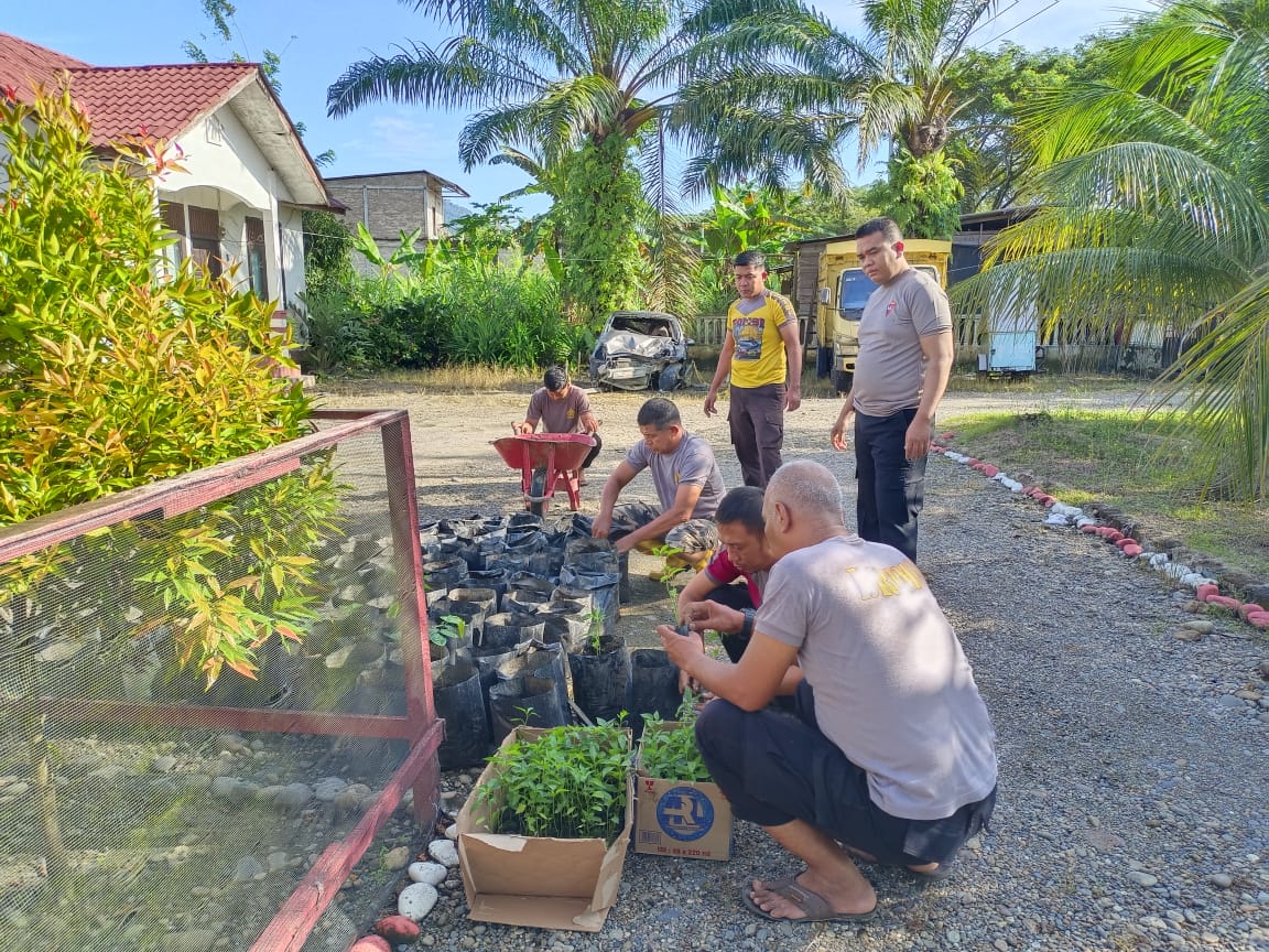 Polsek Trumon Timur Lakukan Kegiatan Jumat Bersih dan Penanaman Bibit Cabe Keriting